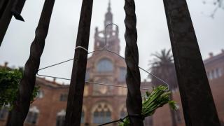 Una percha, símbolo del aborto clandestino, en el Hospital de Sant Pau