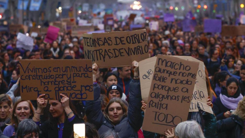 Vista de la manifestación de la Asamblea 8M, con el lema Los cuidados sostienen la vida, exigimos derechos y corresponsabilidad para vivir con justicia y libertad que trascurre este sábado por las calles de Barcelona