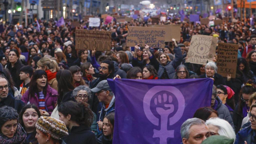 Vista de la manifestación de la Asamblea 8M, con el lema Los cuidados sostienen la vida, exigimos derechos y corresponsabilidad para vivir con justicia y libertad que trascurre este sábado por las calles de Barcelona