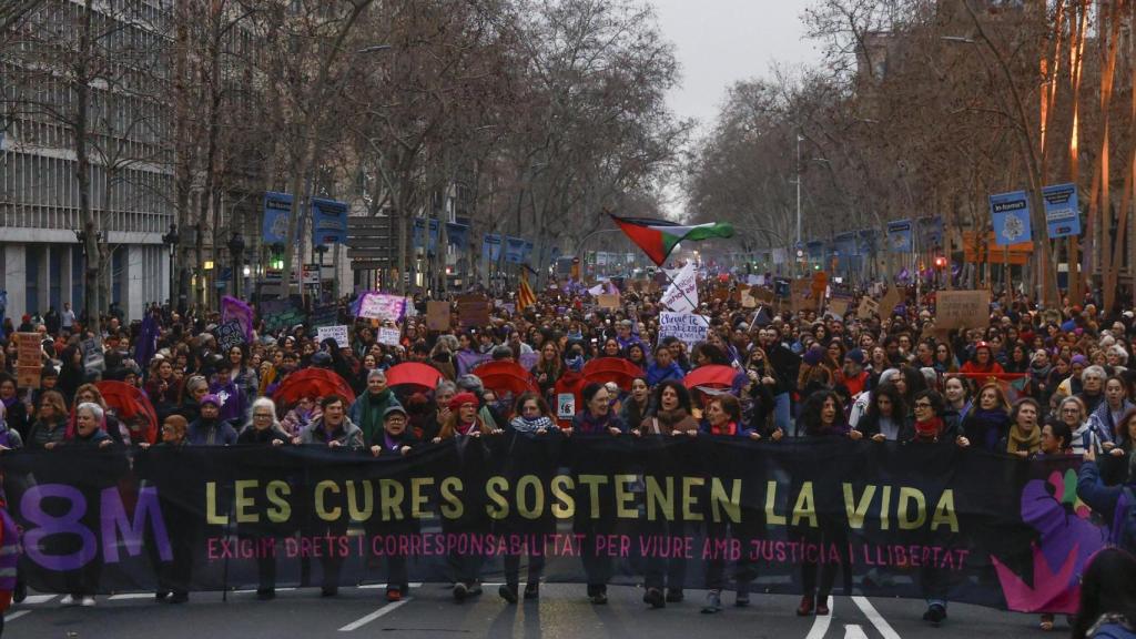 Vista de la manifestación de la Asamblea 8M, con el lema Los cuidados sostienen la vida, exigimos derechos y corresponsabilidad para vivir con justicia y libertad que trascurre este sábado por las calles de Barcelona