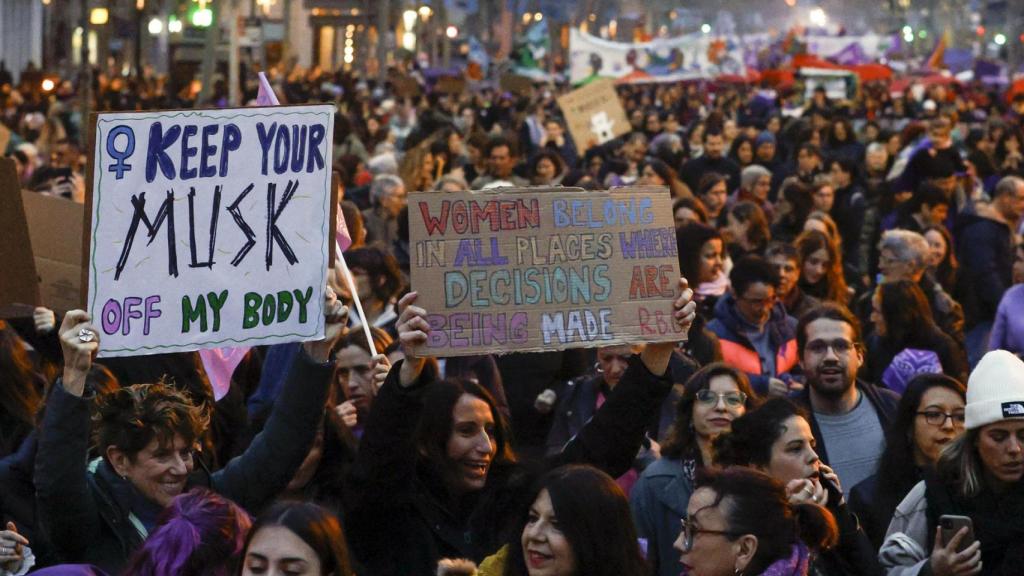 Vista de la manifestación de la Asamblea 8M, con el lema Los cuidados sostienen la vida, exigimos derechos y corresponsabilidad para vivir con justicia y libertad que trascurre este sábado por las calles de Barcelona
