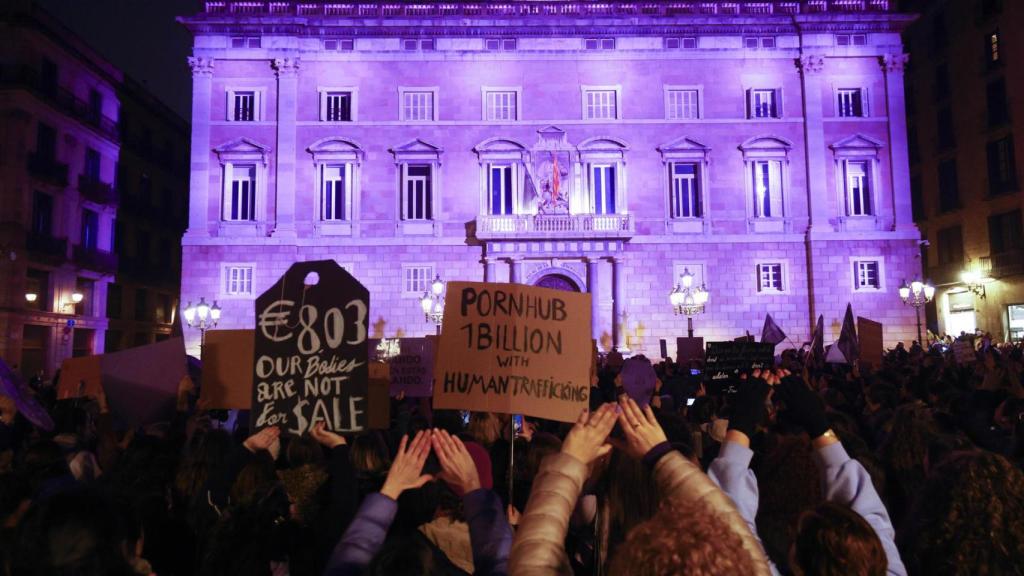 BARCELONA, 08/03/2025.- Manifestación este sábado de la Coordinadora 8M Moviment Feminista de Barcelona, que tiene como lema Somos Mujeres y Decimos Basta rechaza la prostitución, la pornografía y los vientres de alquiler, así como la 'ley trans' y a los hombres en los deportes de mujer y que ha rendido homenaje a Gisèle Pelicot, víctima de sumisión química de su exmarido para que decenas de hombres abusaran de ella