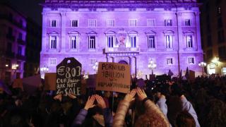 BARCELONA, 08/03/2025.- Manifestación este sábado de la Coordinadora 8M Moviment Feminista de Barcelona, que tiene como lema Somos Mujeres y Decimos Basta rechaza la prostitución, la pornografía y los vientres de alquiler, así como la 'ley trans' y a los hombres en los deportes de mujer y que ha rendido homenaje a Gisèle Pelicot, víctima de sumisión química de su exmarido para que decenas de hombres abusaran de ella