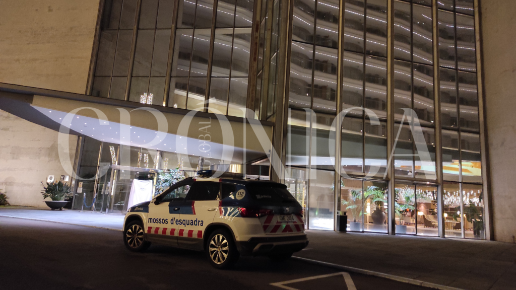 Un coche de Mossos d'Esquadra en el acceso al Hotel Meliá en el que ha muerto el doctor del FC Barcelona Carles Miñarro