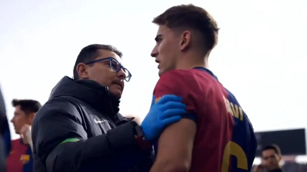 El doctor Carles Miñarro atiende a Gavi durante un partido de Liga del FC Barcelona