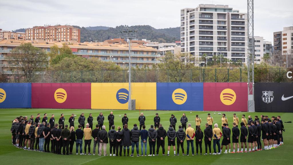 Emotivo minuto de silencio de los jugares del Barça, el staff y el personal del club azulgrana en recuerdo de Carles Miñarro
