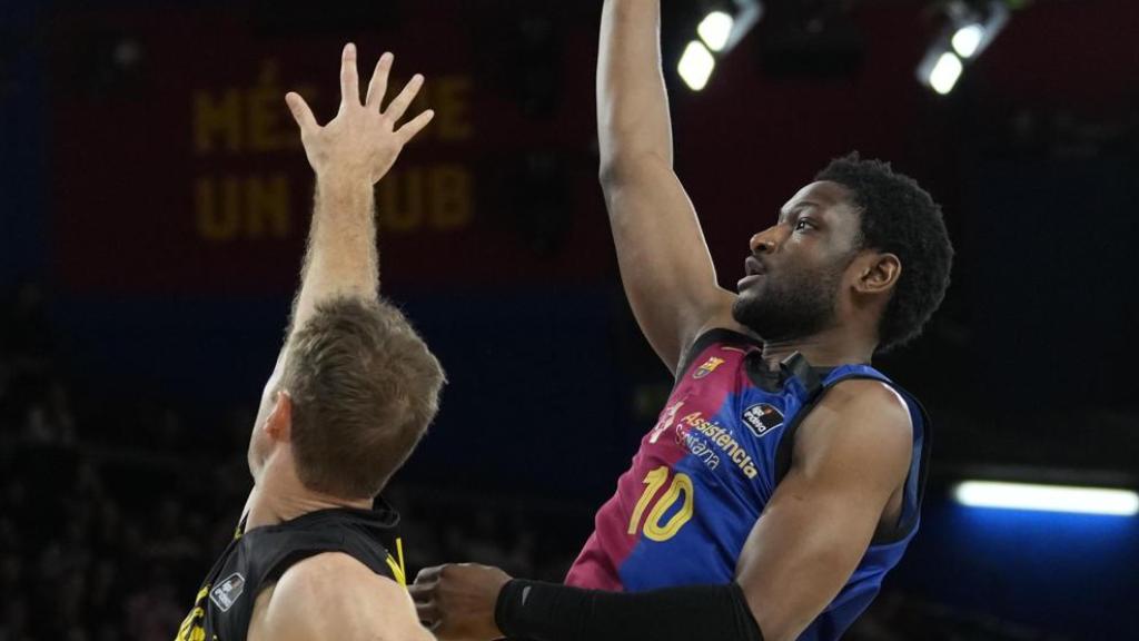 Chimezie Metu lanza a canasta ante Tenerife