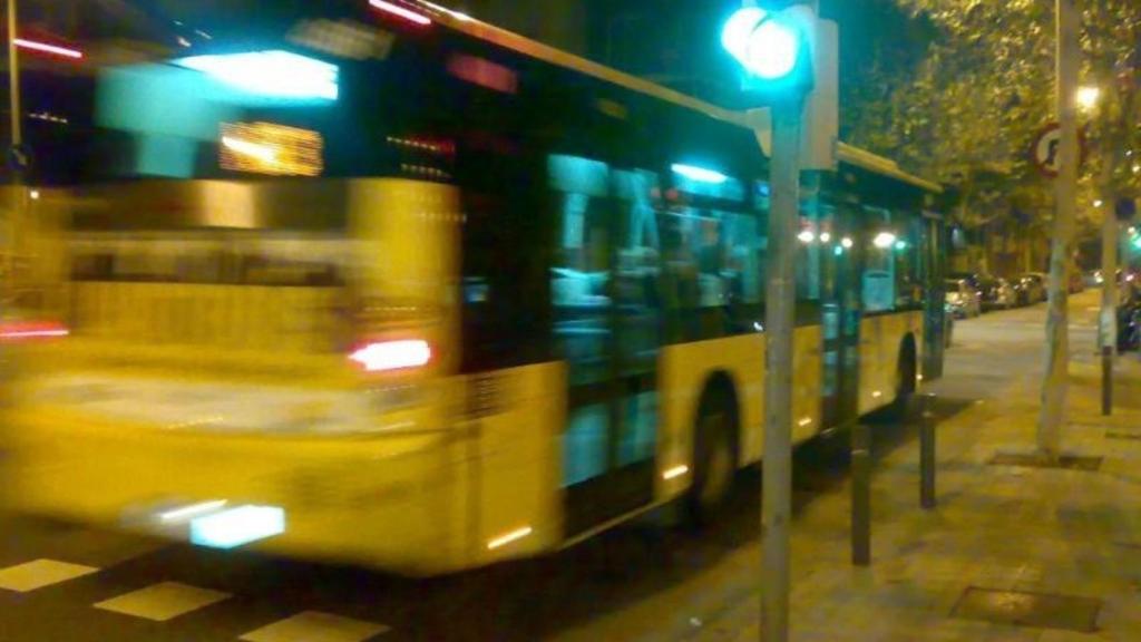 Imatge d'un autobús del NitBus sortint d'una parada