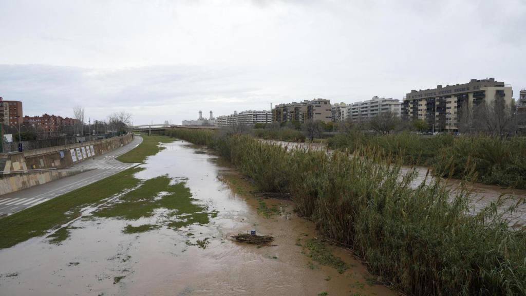 Vista del Parque Fluvial del Besós cerrado por riesgo de inundación tras la crecida del rio por el episodio de lluvias este domingo