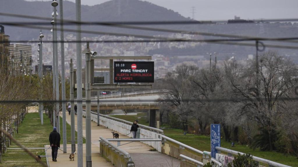 Paneles informan del cierre del Parque Fluvial del Besós por riesgo de inundación tras la crecida del río