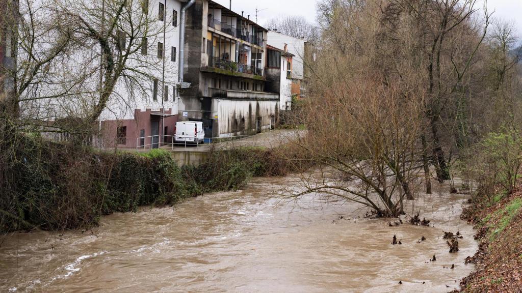 Imágenes de la crecida del caudal del río Fluvià, debido a las intensas lluvias de las últimas horas, a su paso por Olot (Girona)