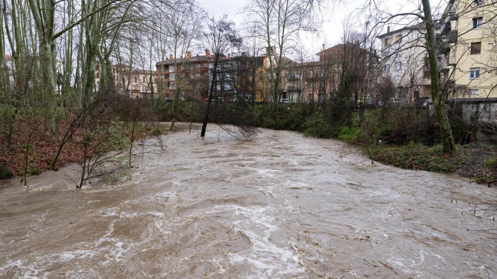 Imágenes de la crecida del caudal del río Fluvià, debido a las intensas lluvias de las últimas horas, a su paso por Olot (Girona)