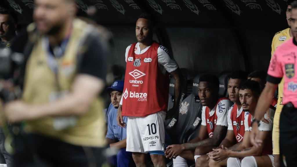 Neymar, suplente en un partido del Santos contra el Corinthians