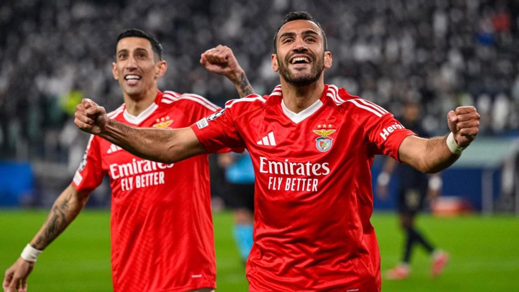 Pavlidis, al lado de Di María, celebra un gol con el Benfica
