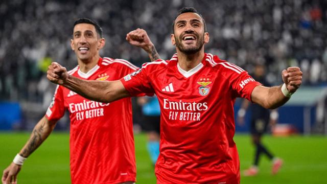 Pavlidis, al lado de Di María, celebra un gol con el Benfica