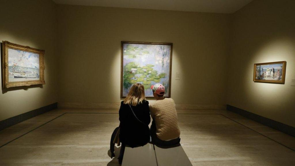 : Dos visitantes observan el lienzo ‘Nenúfares’ (1916-1919) de Claude Monet, en el Museo Thyssen-Bornemisza.