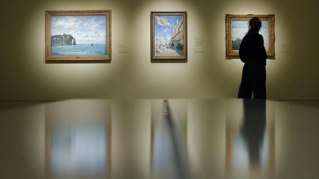 Una visitante recorre las salas de la exposición ‘Proust y las artes’, con lienzos de Boudin y Monet.