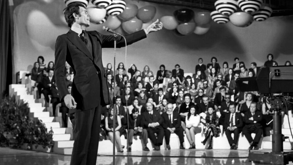 Julio Iglesias durante un programa de televisión