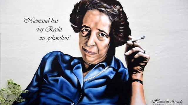 Graffiti callejero con la imagen de Hannah Arendt
