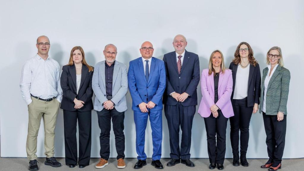Foto de familia de la firma del convenio entre la UPC y Veolia