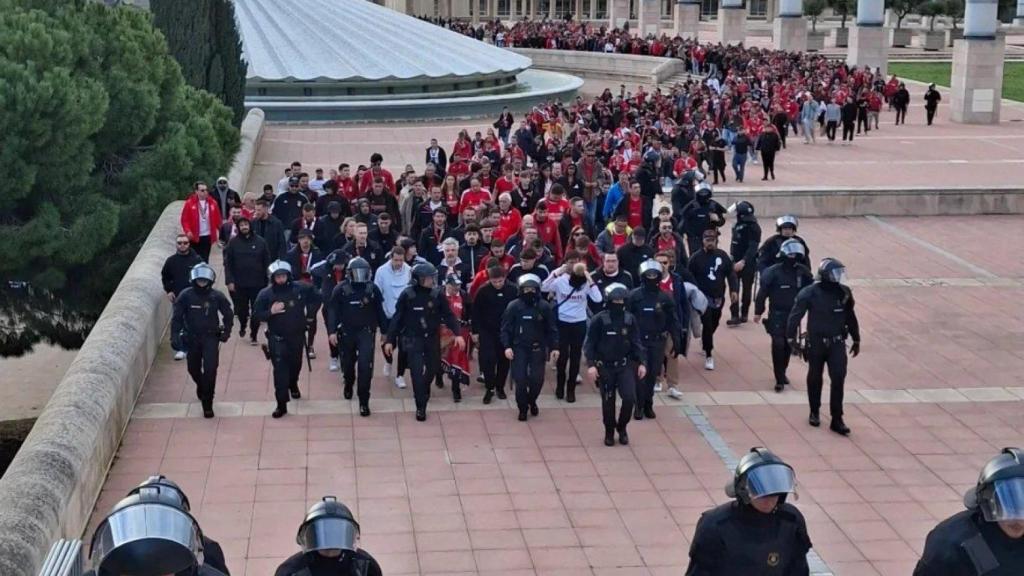 Marea de aficionados del Benfica suben al Estadi Olímpic del Barça