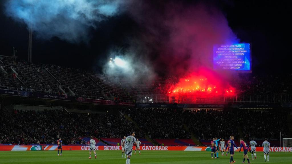 La afición del Benfica la lía con el encendido de bengalas en el partido contra el Barça en Montjuïc