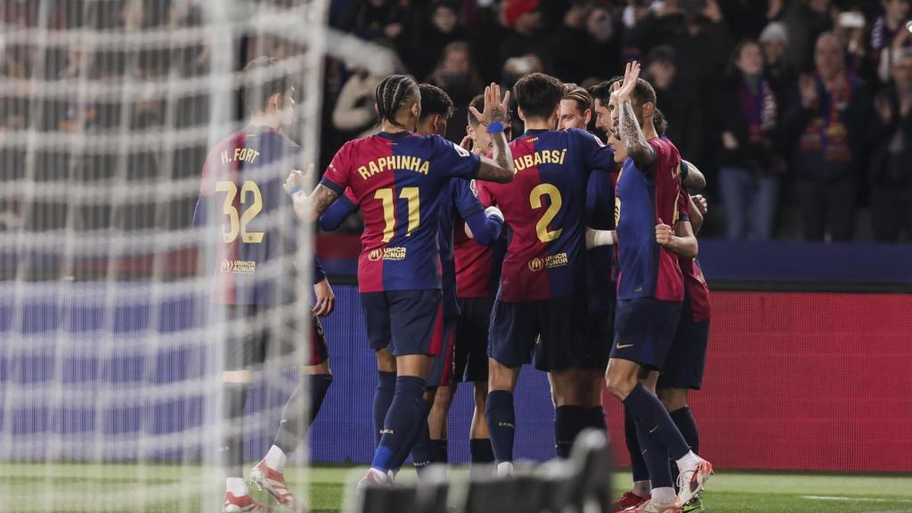 Los jugadores del Barça celebran un gol, con la red de la portería en primer plano