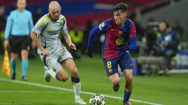 Pedri controla el balón en el partido contra el Benfica