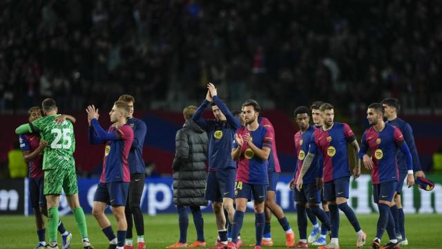Los futbolistas del Barça celebran su pase a los cuartos de final de la Champions