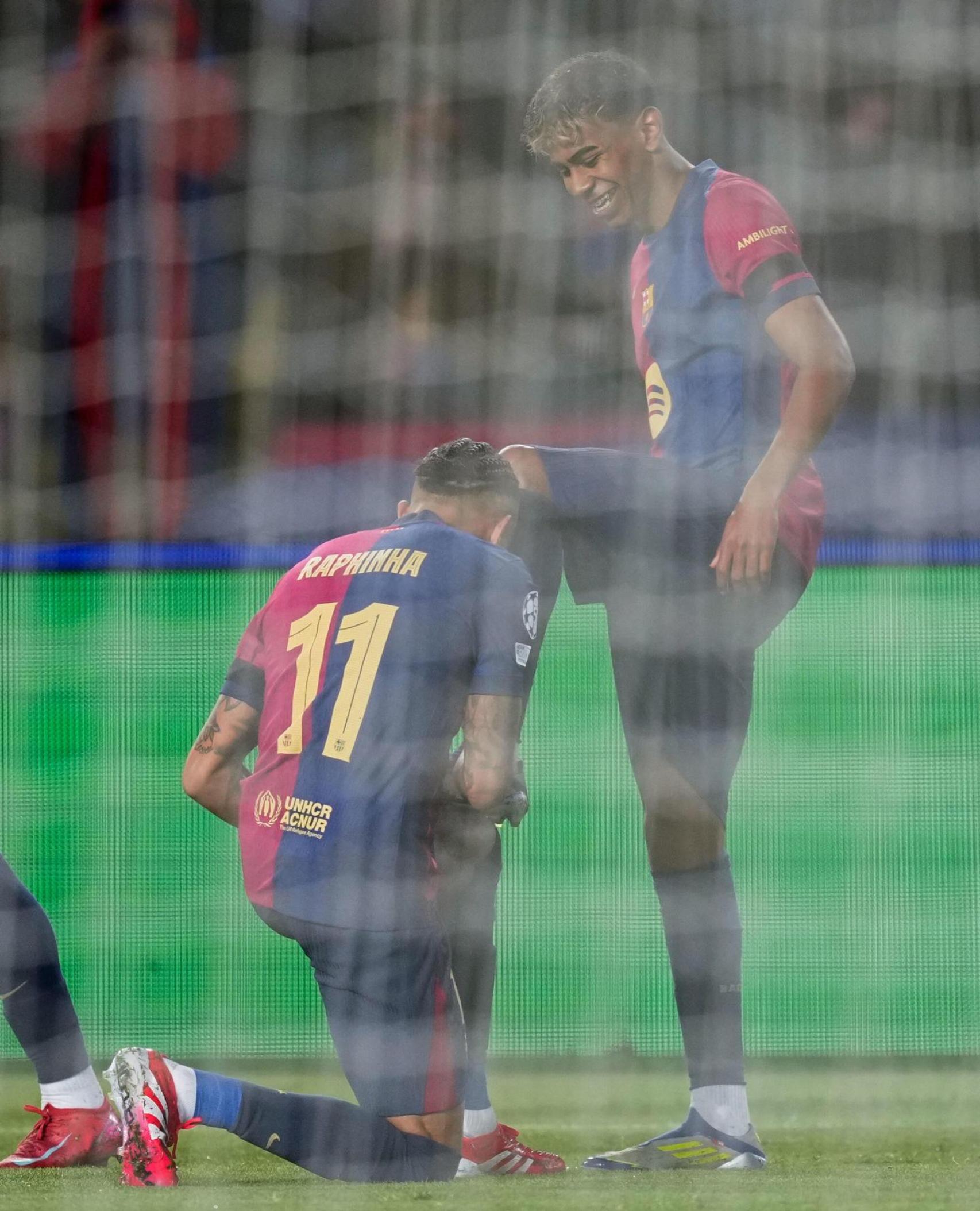 Raphinha limpia las botas a Lamine Yamal tras su golazo al Benfica