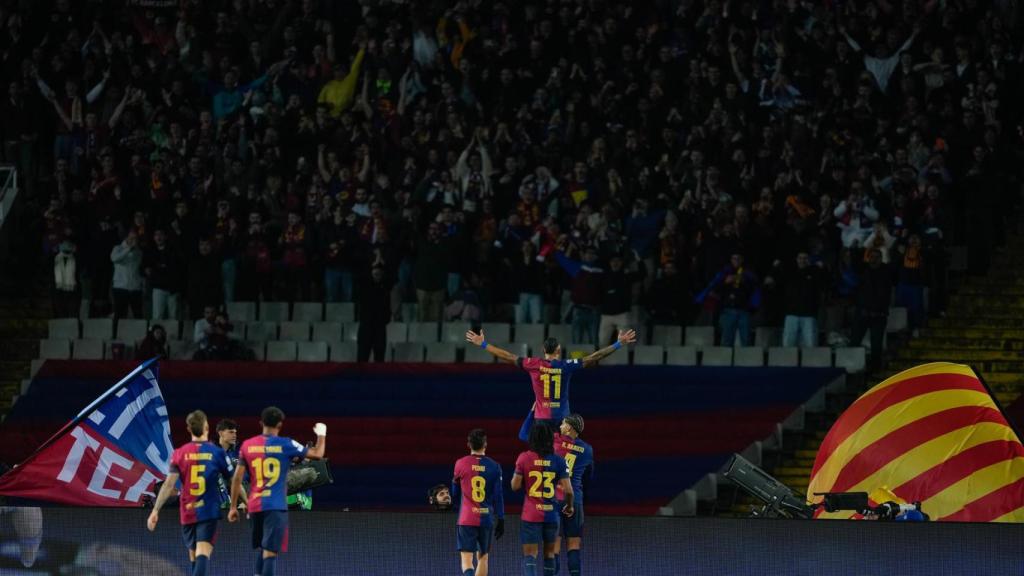 Raphinha celebra su segundo gol al Benfica en Montjuïc por todo lo alto, subido a la valla publicitaria