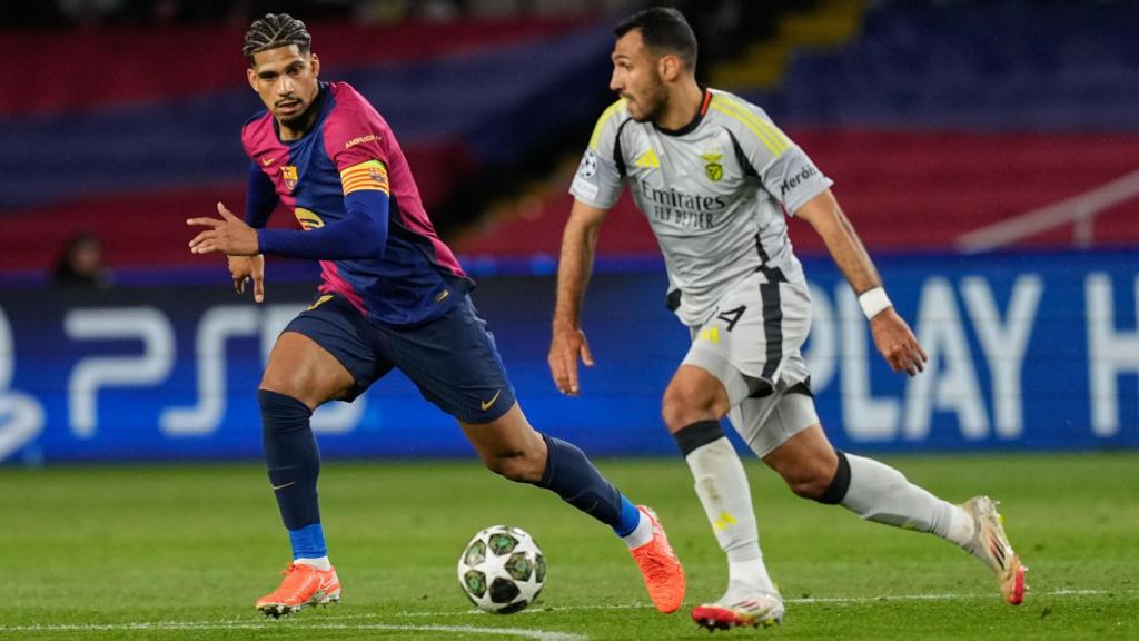 Ronald Araujo, listo para robar el balón a un jugador del Benfica