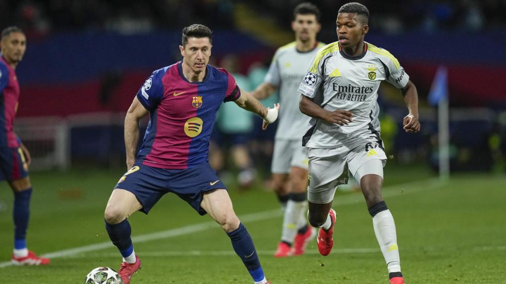 Lewandowski controla el balón ante la marca de Florentino Luis en el Barça-Benfica