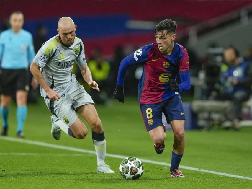 Pedri controla el balón en el partido contra el Benfica