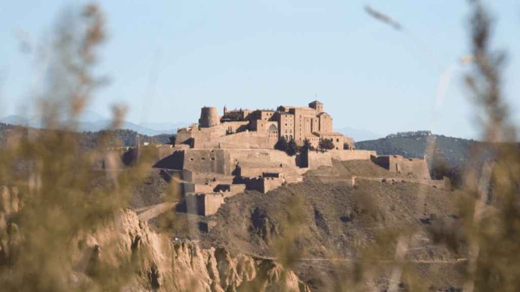 No es Inglaterra: el castillo medieval catalán del siglo XV que recuerda a la abadía de Westminister