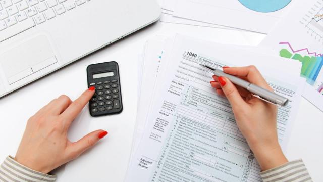 Persona haciendo la Declaración de la Renta