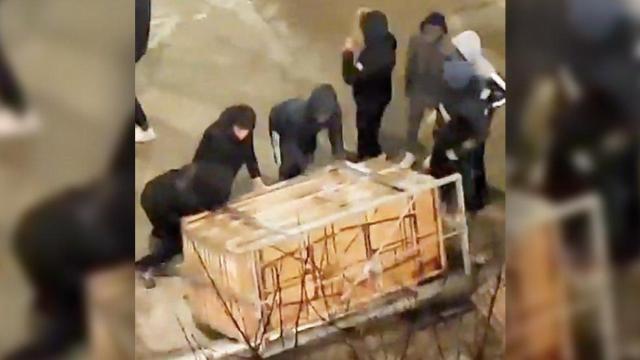 Segunda noche de disturbios en Salt tras el desalojo de una 'okupa' con un imán