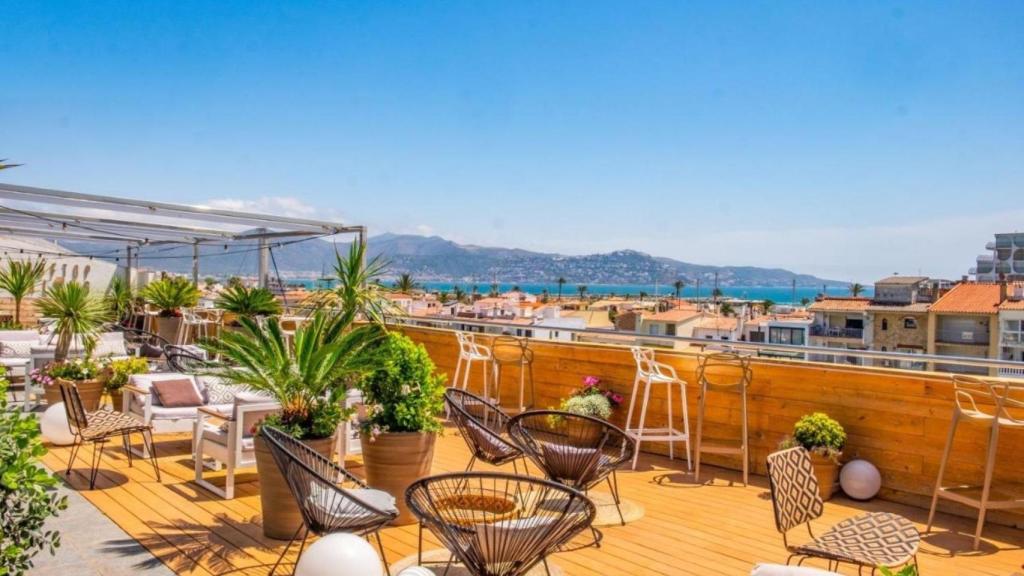 Terraza del Hotel Port Salins, en Empuriabrava