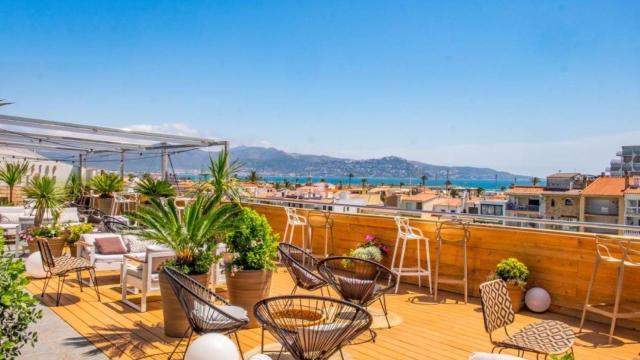 Terraza del Hotel Port Salins, en Empuriabrava