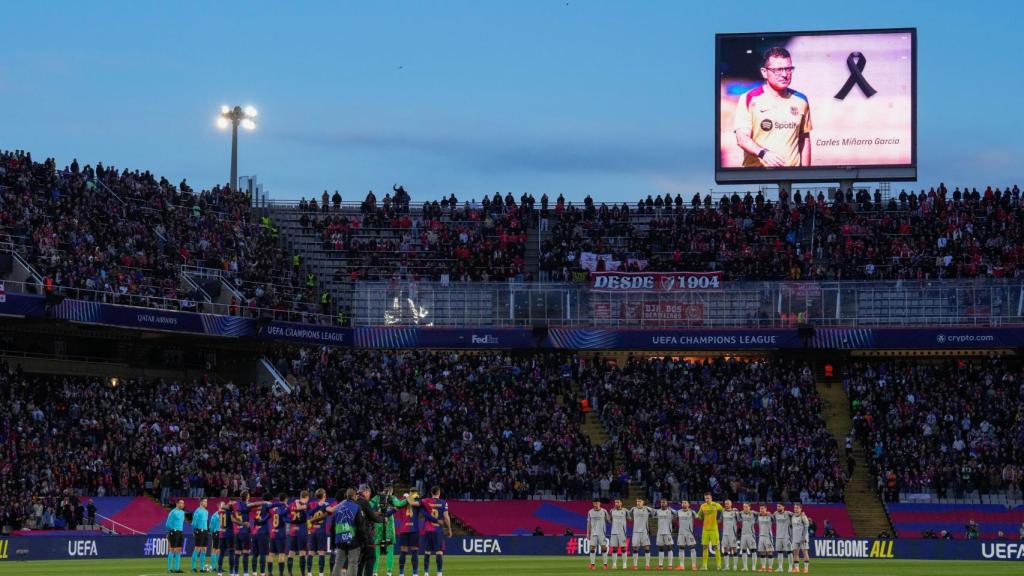 El Estadi Olímpic Lluís Companys guarda un minuto de silencio por la muerte del Doctor Carles Miñarro, antes del Barça-Benfica