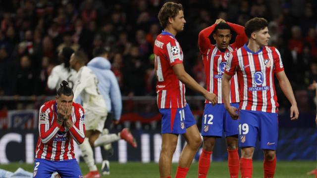Los jugadores del Atlético se lamentan por la derrota en la tanda de penaltis