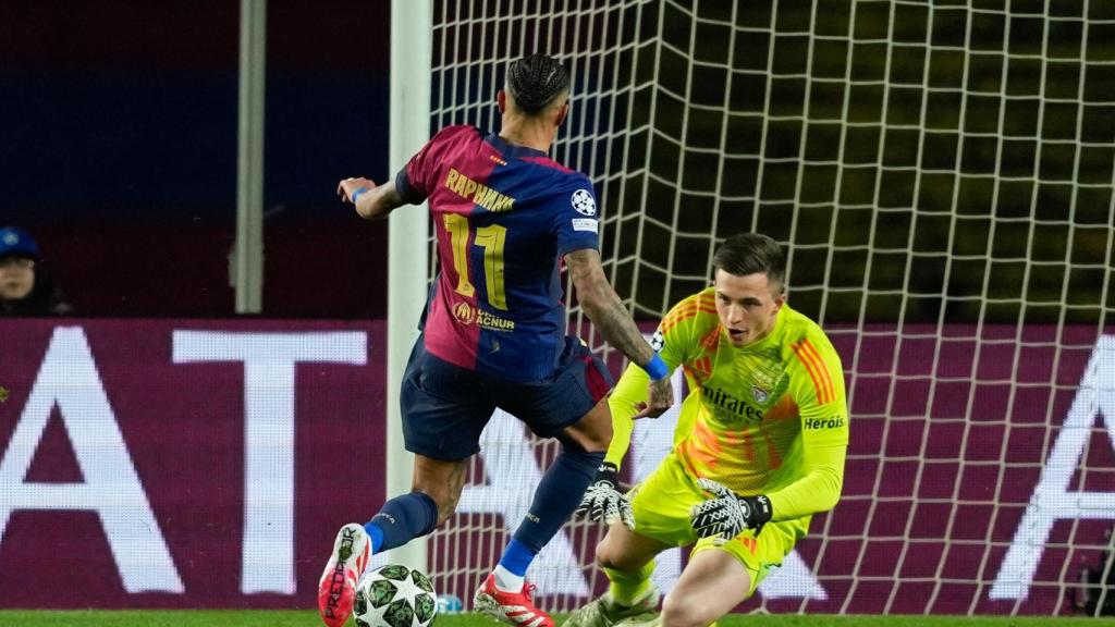 Raphinha, en un mano a mano durante el Barça-Benfica de Champions League