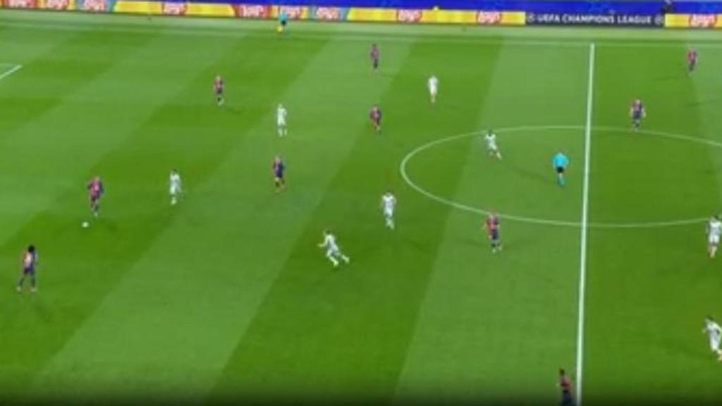 Araujo mueve el balón en el inicio de una jugada del Barça contra el Benfica