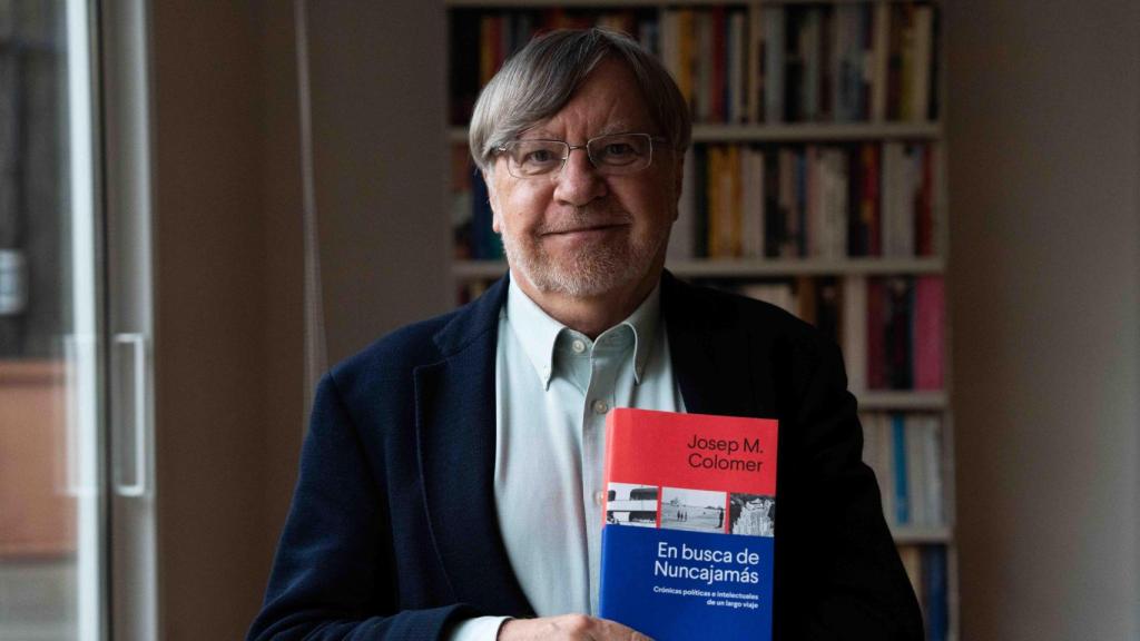 Josep Maria Colomer con su libro en la entrevista con 'Letra Global'