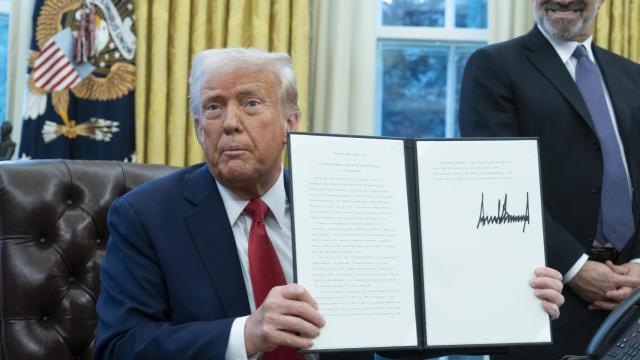 Imagen de Donald Trump con los primeros decretos de su segunda etapa en la Casa Blanca