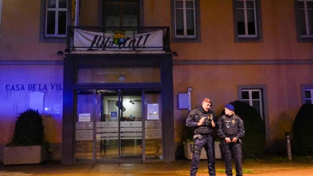 Agentes de los Mossos d'Esquadra, ante el Ayuntamiento de Salt