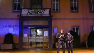 Agentes de los Mossos d'Esquadra, ante el Ayuntamiento de Salt