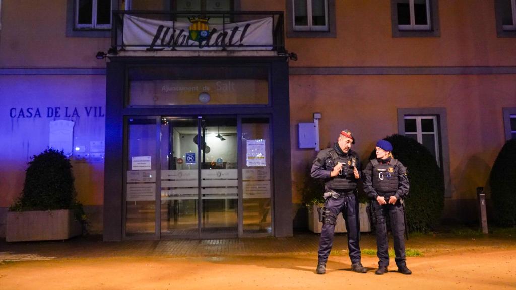 Agentes de los Mossos d'Esquadra, ante el Ayuntamiento de Salt