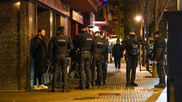 Agentes antidisturbios de los Mossos d'Esquadra en un operativo nocturno