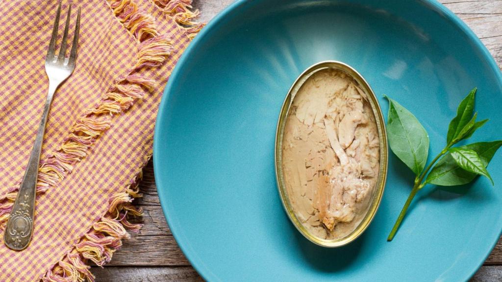 Lata de atún en un plato